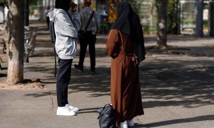 فرنسا: مجلس الدولة يرفض استئنافاً ضد حظر العباءة بالمدارس