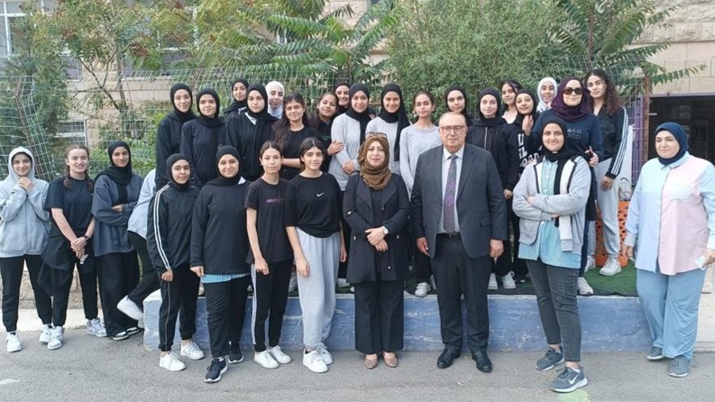 أبو مويس يواصل جولاته التفقدية للمدارس ولقاء الكوادر التعليمية 