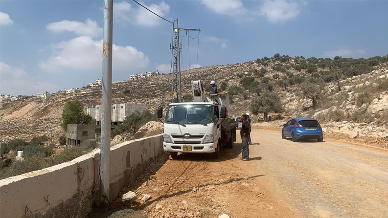 شركة كهرباء محافظة القدس تنجز مشروعًا لتطوير الشبكات الكهربائية في عين عريك ودير ابزيع وصولاً لكفر نعمة