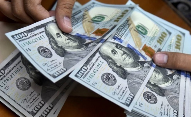 لماذا ينخفض الدولار أمام سلة العملات ؟