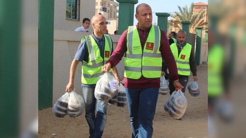 بنك فلسطين يوفر آلاف الوجبات لنازحين في مراكز الإيواء بقطاع غزة