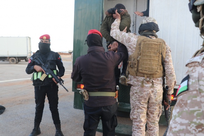 (صور) الجيش الأردني: مقتل 5 مهربي مخدرات والقبض على 15 آخرين