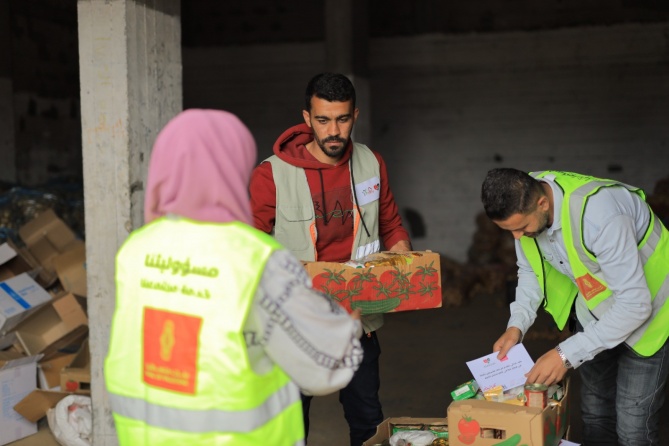 بنك فلسطين يساهم بتوفير مليون وجبة طعام بقطاع غزة وآلاف الوجبات بالضفة