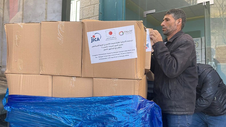 جايكا تقدم 1,393 سلة غذائية لـ 6 مخيمات في الضفة