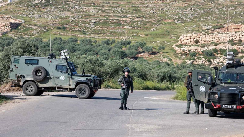 الاحتلال يحتجز 53 شابًا في بدو ويغلق مداخل قرية أم طوبا بالقدس