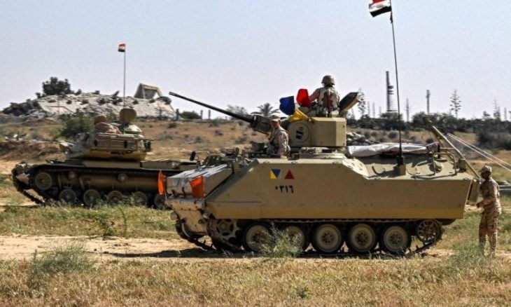 الجيش المصري يدفع بتعزيزات جديدة نحو الحدود مع القطاع