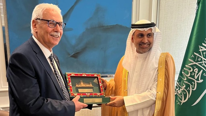 وزير الصحة يبحث مع نظيره السعودي تعزيز التعاون المشترك
