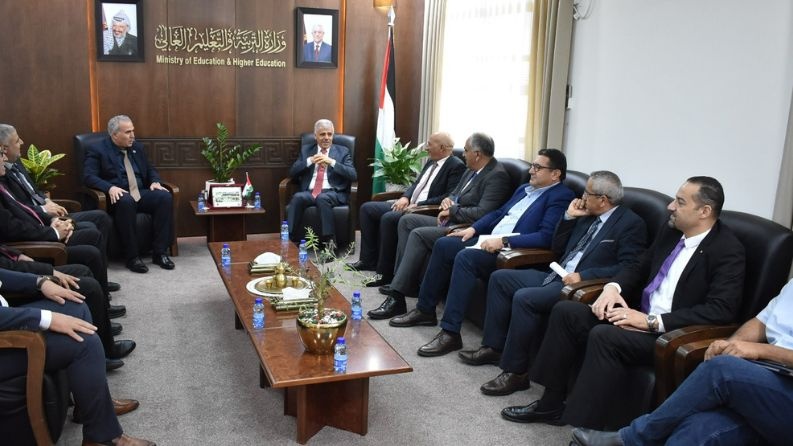 الوزير برهم يلتقي وفداً من الكلية العصرية الجامعية