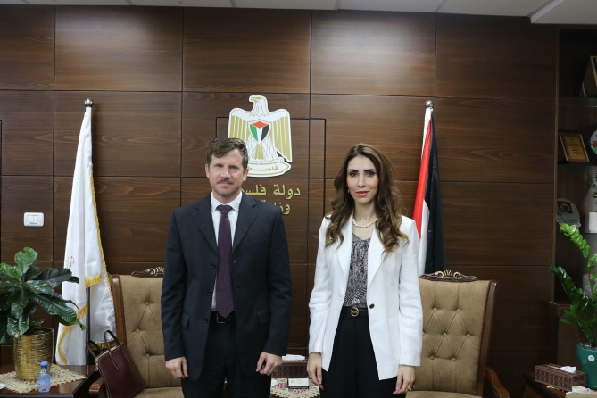 وزيرة العمل د. إيناس العطاري تلتقي الممثل والمدير الإقليمي لبرنامج الأغذية العالمي في فلسطين أنتوني ريناد.