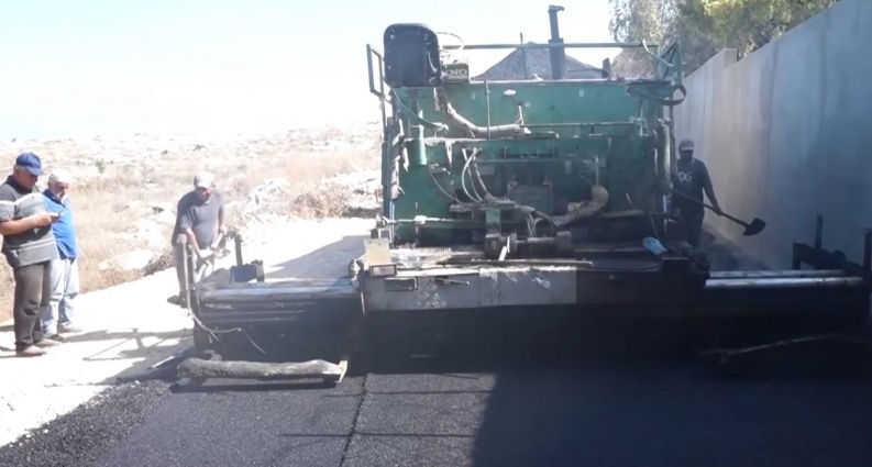 دائرة شؤون اللاجئين وحركة فتح وسفارة فلسطين تعبد شارع مقبرة شهداء شعبنا في سبلين