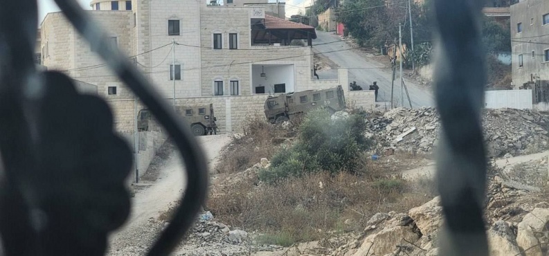 جيش الاحتلال يحاصر منزلاً في اليامون