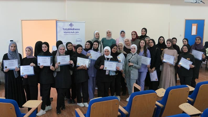 قسم دبلوم التجميل والعناية بالبشرة في الجامعة يعقد ورشة تدريبة للطلبة بالتعاون مع شركة الكرمة