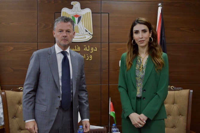 وزيرة العمل ورئيس بعثة إيرلندا يبحثان سبل التعاون المشترك