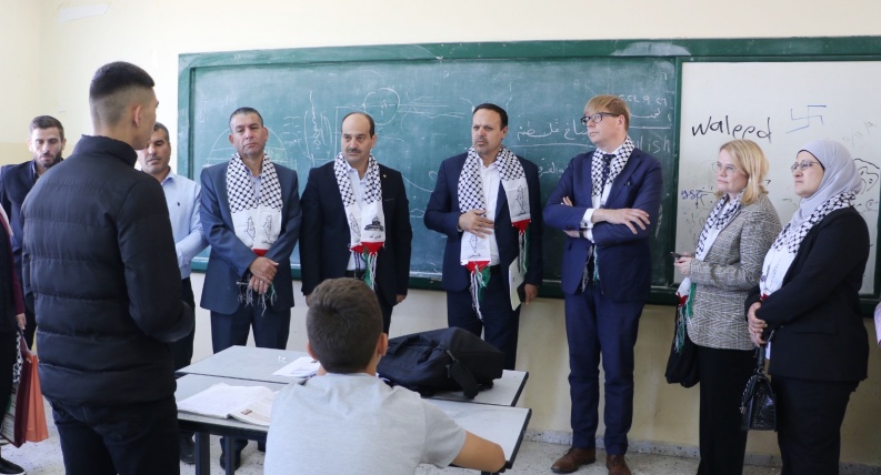 وفد من "التربية" وممثلية فنلندا يطلعان على الانتهاكات الاحتلالية بحق مدرسة دير نظام