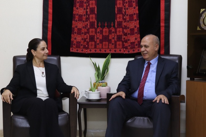 وزير الثقافة يزور جمعية إنعاش الأسرة بمدينة البيرة