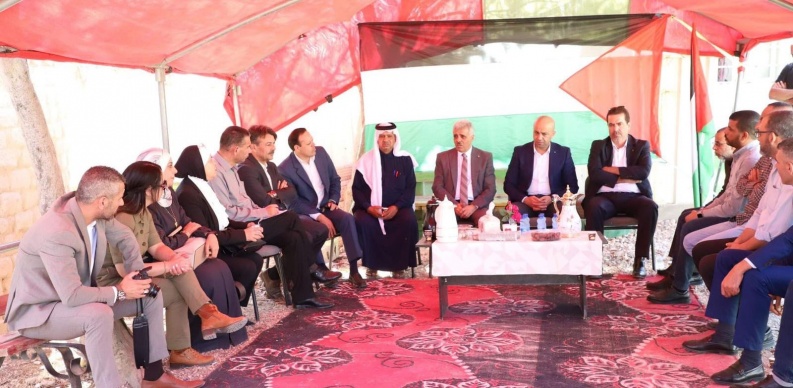 وزير التربية يتفقد مدرسة  بدو الكعابنة ويطلع على انتهاكات الاحتلال بحقها