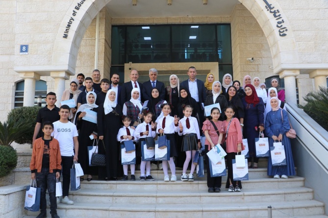 "التربية" تكرم طلبة فائزين بمسابقة علمية إقليمية