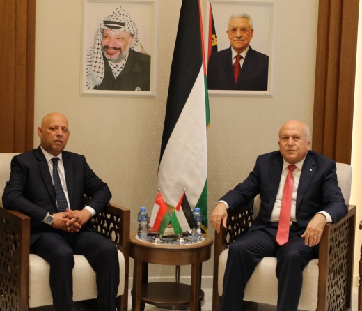 وزير الاقتصاد وسفير سلطنة عمان يبحثان الأوضاع الاقتصادية الراهنة