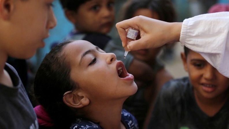 الجولة الثانية.. تطعيم 93 ألف طفل ضد شلل الأطفال في قطاع غزة
