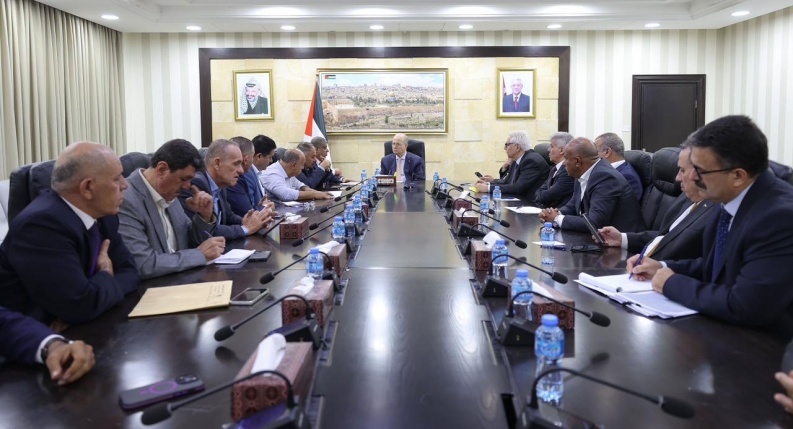 رئيس الوزراء يستقبل فعاليات محافظة طوباس والأغوار ويطلع على أهم الاحتياجات