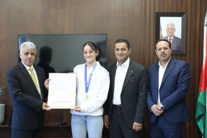 التربية تكرم " مريم بشارات " بطلة العالم في الكراتيه