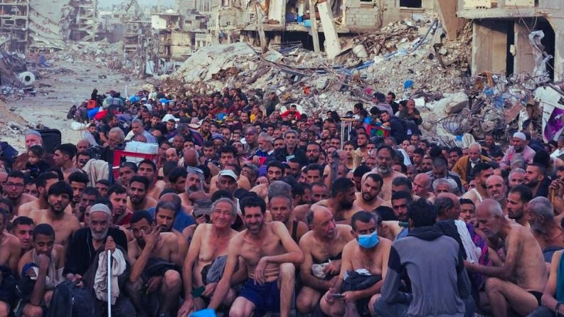 الاحتلال يحتجز ويعتقل عشرات المواطنين مجردين من ملابسهم شمال قطاع غزة