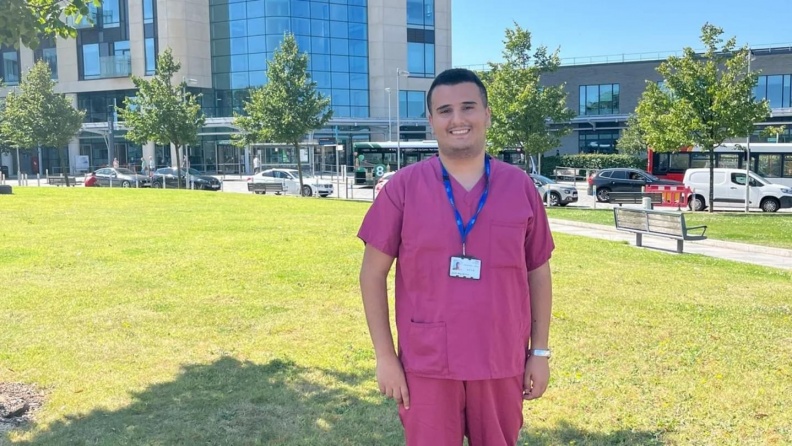 الطالب عادل غسان أبو الرب من برنامج الطب البشري في جامعة النجاح الوطنية يحصل على فرصة تدريبية مميزة في مستشفى ساوث ميد في إنجلترا