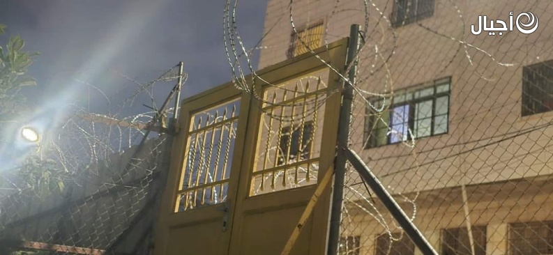 الاحتلال يغلق مدخل منزل في تل الرميدة بالأسلاك الشائكة