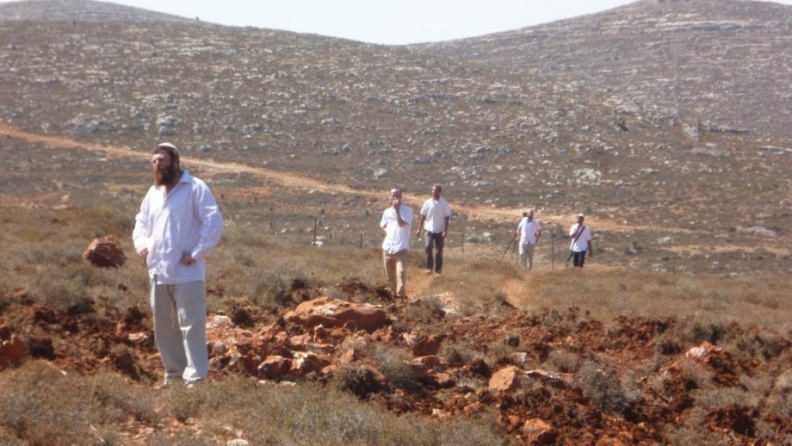 مستوطنون يطاردون المزارعين في مسافر يطا