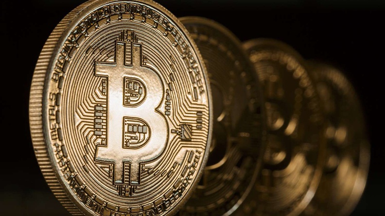 عملة بتكوين تقفز إلى نحو 90 ألف دولار في أعلى مستوى لها