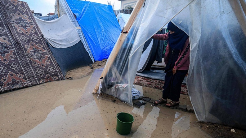 المنخفض الجوي يعمق معاناة النازحين بقطاع غزة