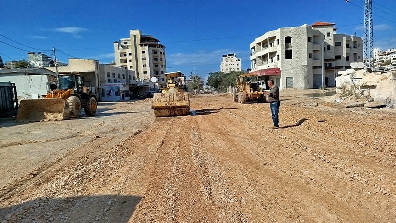 الأشغال العامة تباشر بإزالة آثار عدوان الاحتلال في مخيم الفارعة وإصلاح الطريق الرئيسي لنور شمس