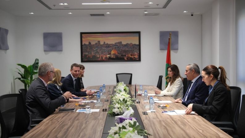 الشيخ يلتقي برؤساء بعثات الدول الشمالية إلى فلسطين