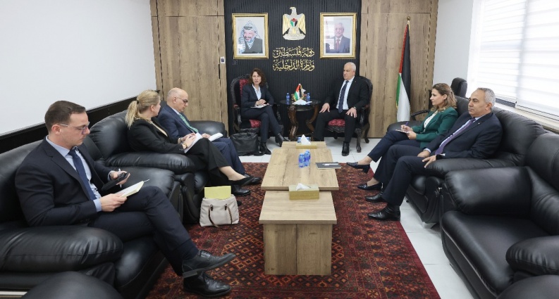 وزير الداخلية يبحث سبل تعزيز التعاون مع المدير الاقليمي للبنك الدولي