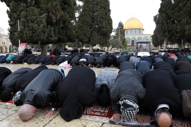 50 ألفاً يؤدون صلاة الجمعة في المسجد الأقصى
