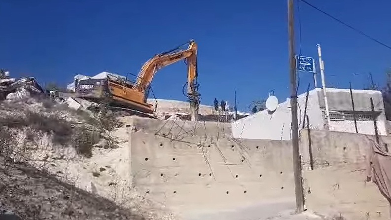 الاحتلال يهدم منزلا في بلدة جبل المكبر