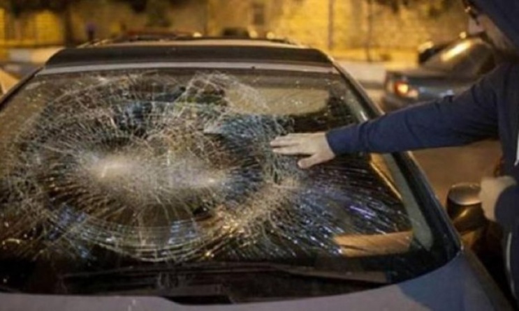 مستوطنون يهاجمون مركبات المواطنين في حوارة