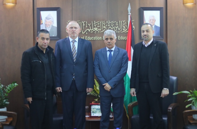 برهم يبحث مع رئيس مكتب تمثيل هنغاريا تعزيز التعاون بمجال التعليم في فلسطين