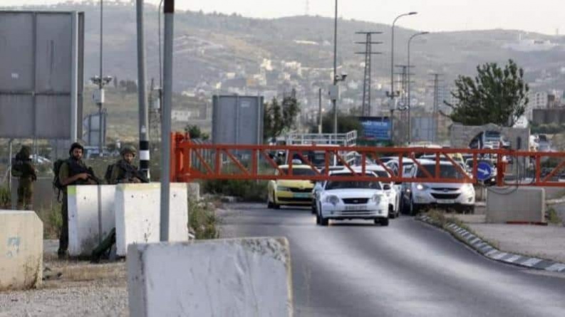 الاحتلال يغلق مدخل قرية المنشية جنوب بيت لحم