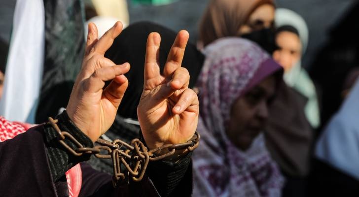 في يوم المرأة العالمي.. 21 أسيرة في سجون الاحتلال