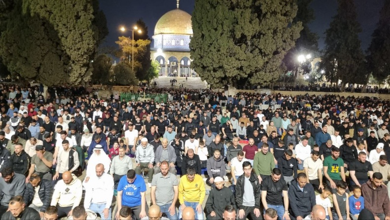60 ألفاً يؤدون صلاتي العشاء والتراويح في المسجد الأقصى