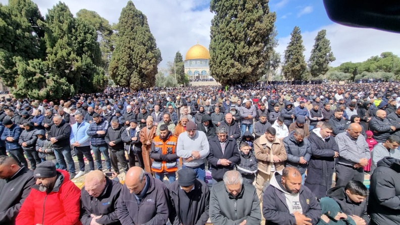 80 ألفاً يؤدون صلاة الجمعة الثالثة من رمضان في الأقصى