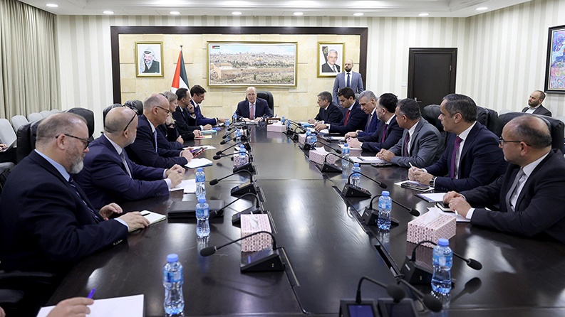 مصطفى يبحث عن مع الشركاء الدوليين وقف الحرب واحتجاز المقاصة  