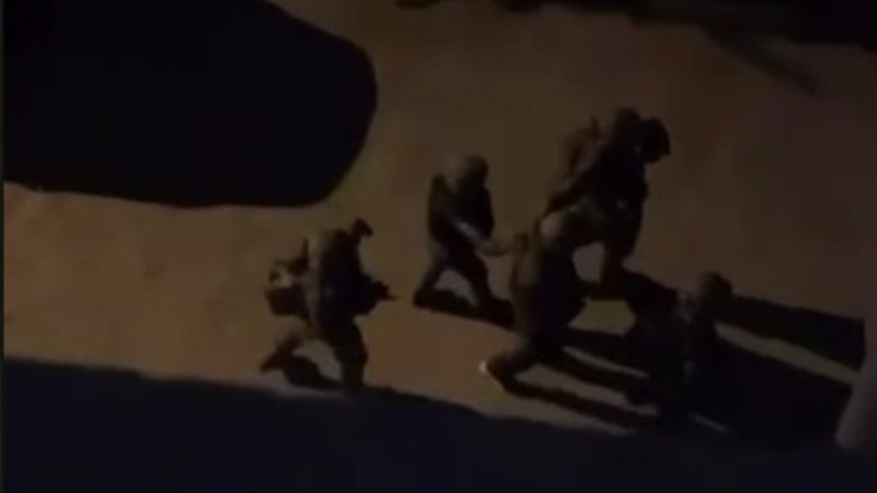 الاحتلال يحضر الاسير أثناء التفجير ويعتدي عليه 