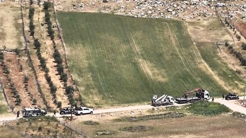 مستوطنون يستولون على معدات و 3 شاحنات في بيت دجن