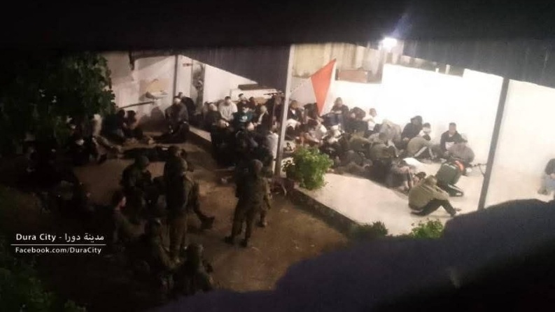 الاحتلال يعتقل 8 مواطنين من مخيم الفوار