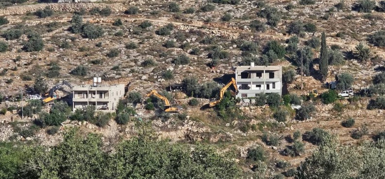 الاحتلال يهدم بنايتين في نعلين غرب رام الله