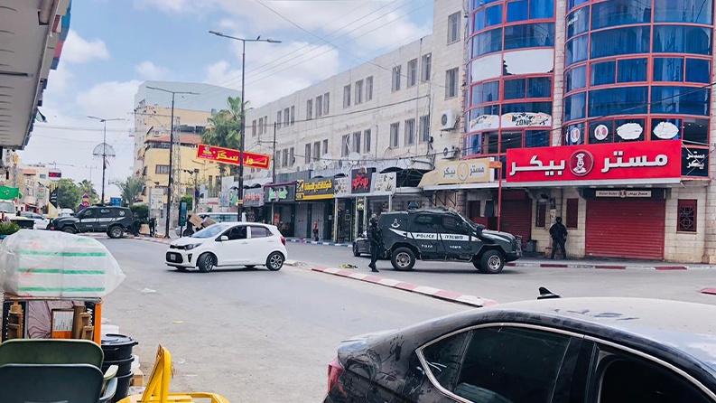 الاحتلال يداهم محال للصرافة في الضفة