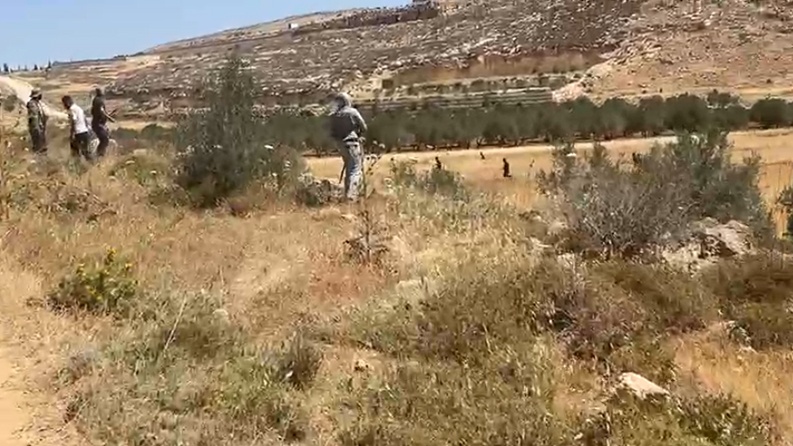 مستوطنون يهاجمون المغير والأهالي يتصدون لهم