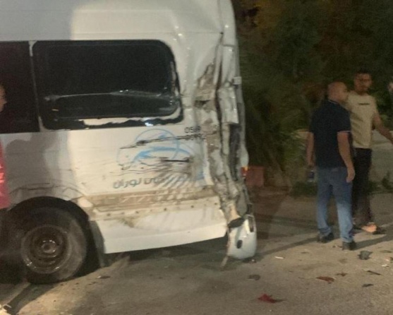 بشكل متعمد.. آليات الاحتلال تصدم حافلة تقل حجاجاً في جنين
